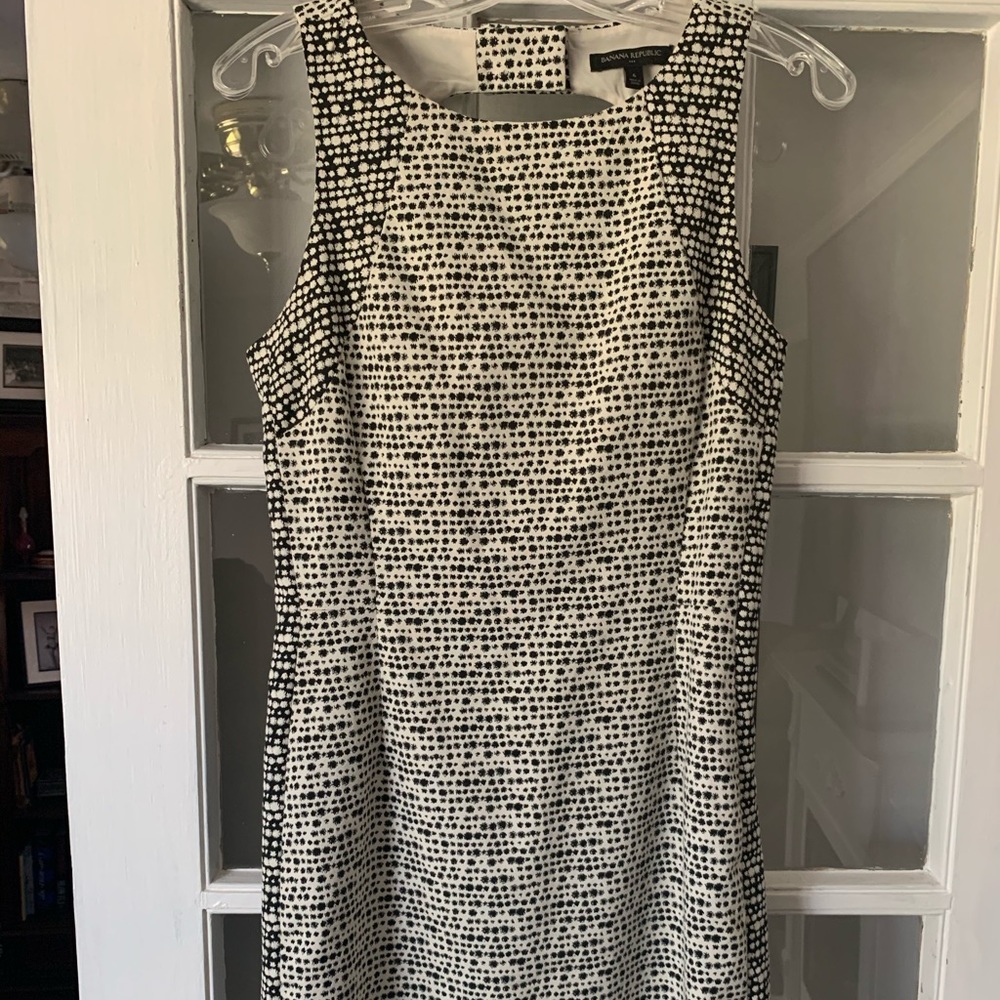 Banana Republic Black & Cream Classic Sheath Dress